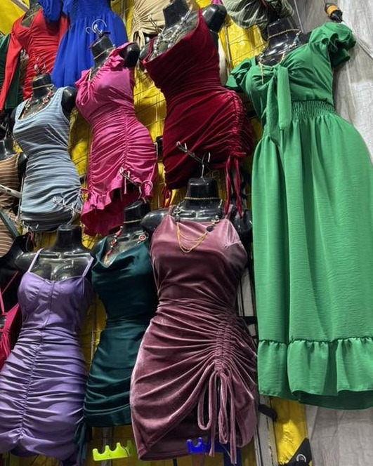 Vestido largo escalonado con olanes