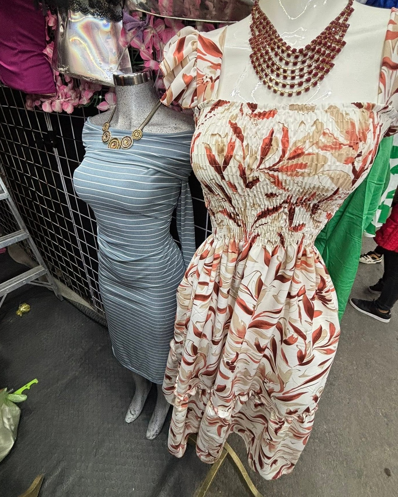 Vestido midi floral con busto fruncido, escote cuadrado y manga abullonada