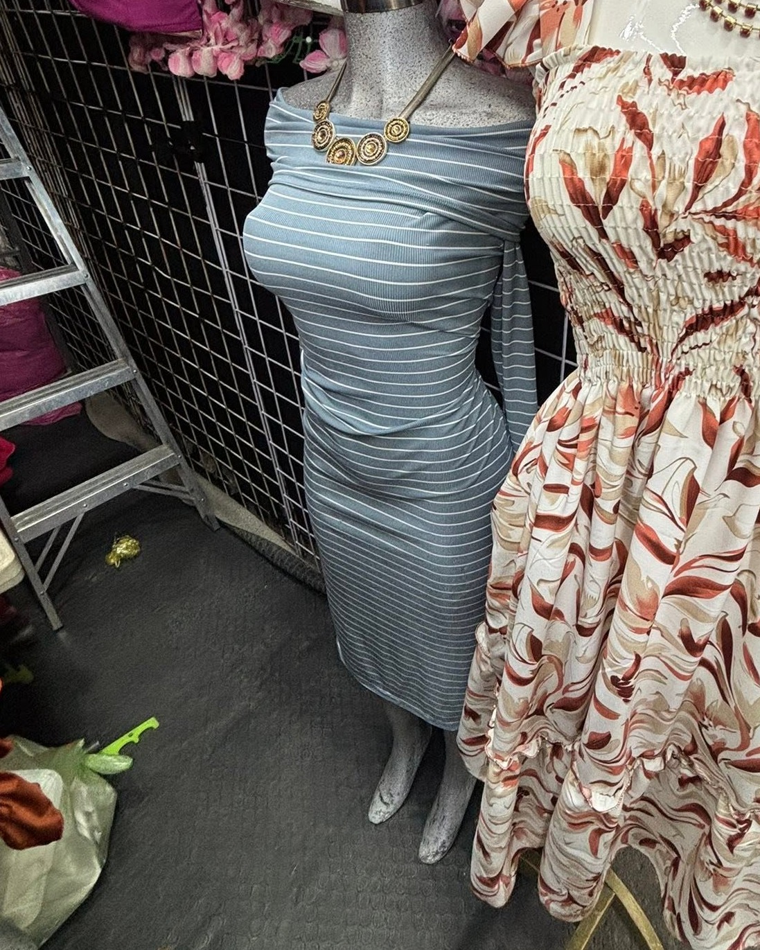 Vestido midi de rayas con tirantes y escote cuadrado