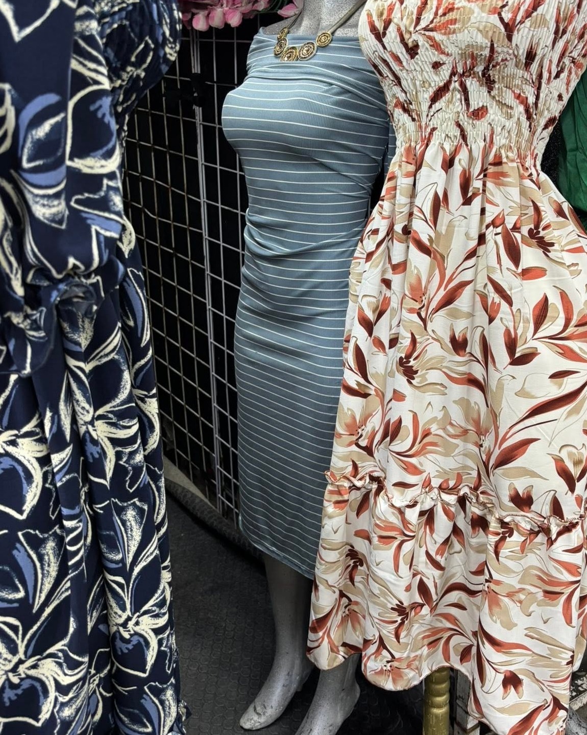 Vestido midi de rayas con tirantes y escote cuadrado