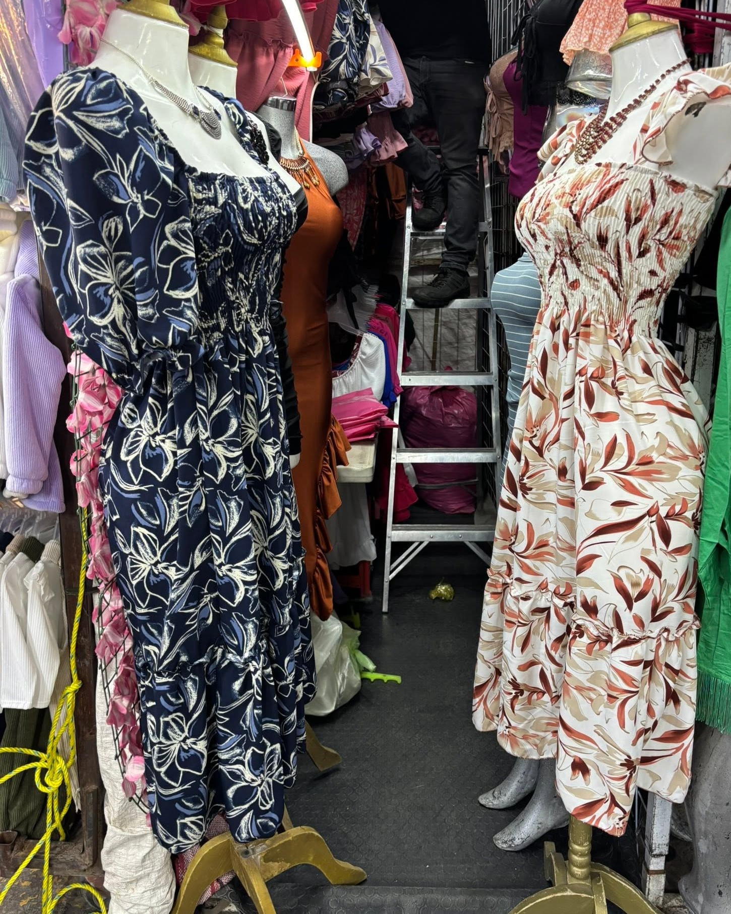 Vestido midi floral con busto fruncido, escote cuadrado y manga abullonada
