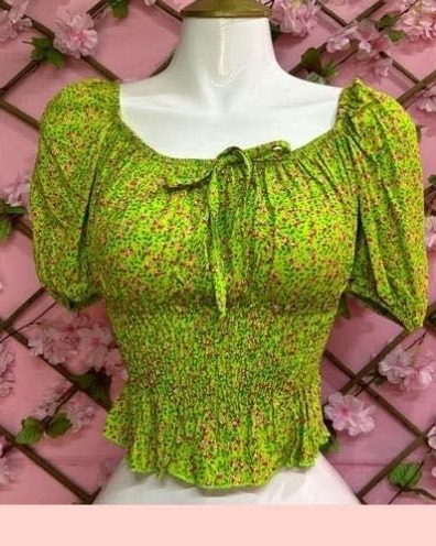 Blusa campesina con busto fruncido y manga corta abullonada