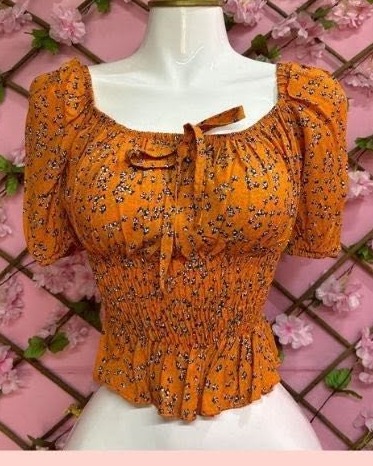 Blusa campesina con busto fruncido y manga corta abullonada