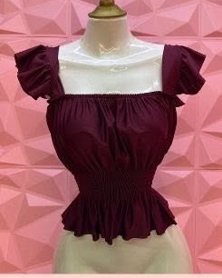 Blusa de tirante ancho con olán y busto fruncido