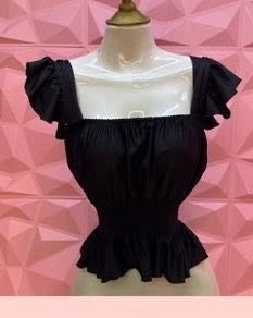 Blusa de tirante ancho con olán y busto fruncido