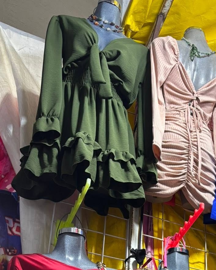 Vestido corto con escote V, moño al frente y olanes