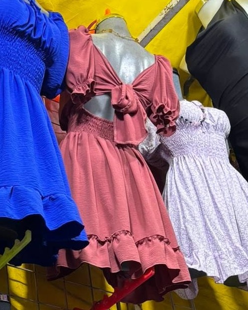 Vestido corto con escote V, moño al frente, manga corta y olanes