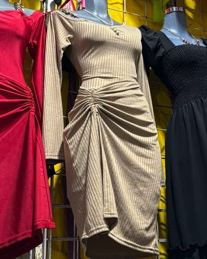 Vestido corto tejido canalé de manga larga con aberturas