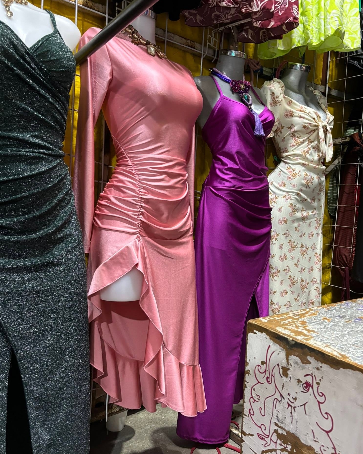 Vestido satinado de un hombro con olán asimétrico