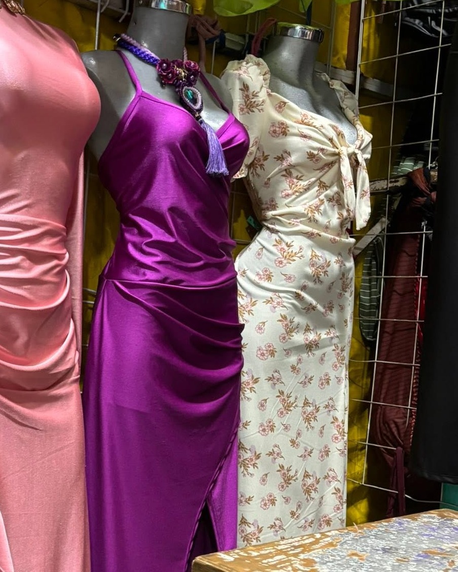 Vestido midi satinado floral de tirantes con abertura
