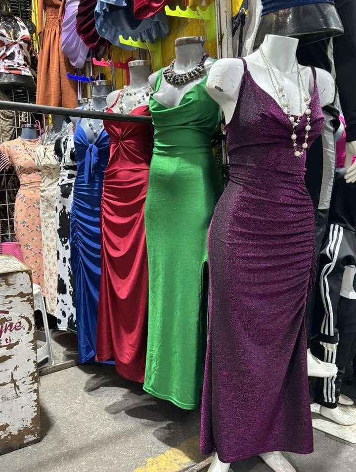Vestido largo brillante de tirantes con abertura