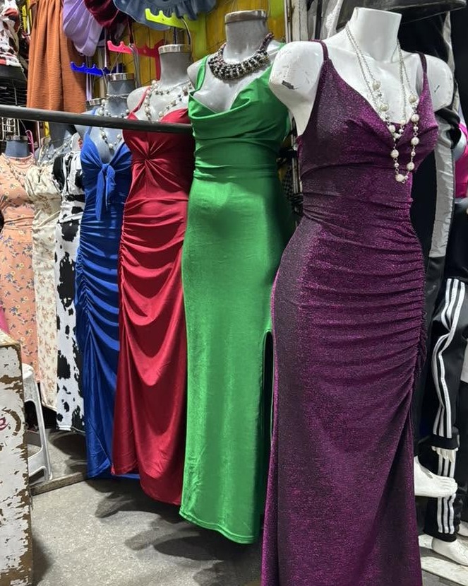 Vestido largo satinado con escote caído y abertura lateral