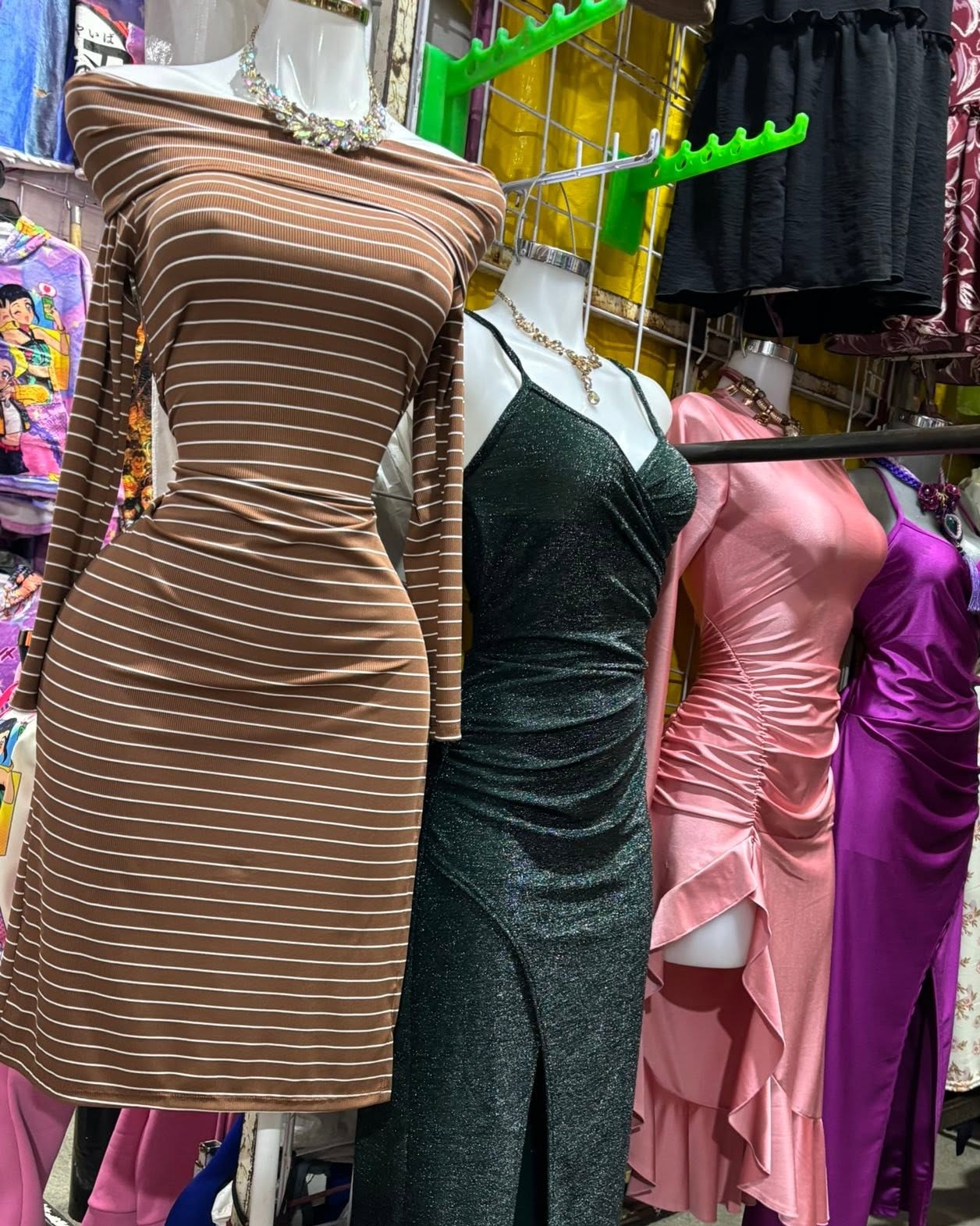 Vestido midi de rayas con hombros descubiertos y manga larga
