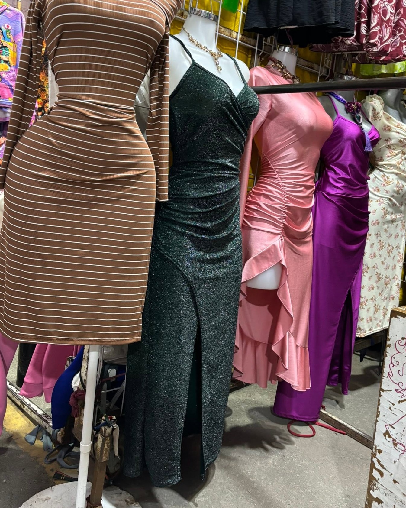 Vestido largo brillante de tirantes con abertura