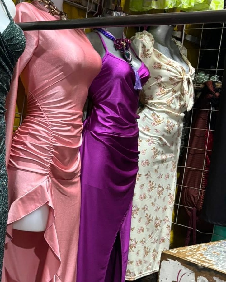 Vestido midi satinado floral de tirantes con abertura