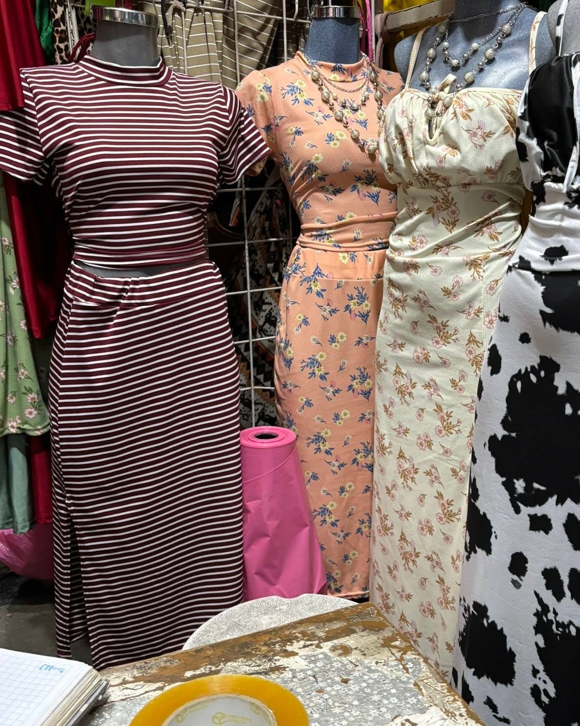 Vestido midi de rayas con hombros descubiertos y manga larga