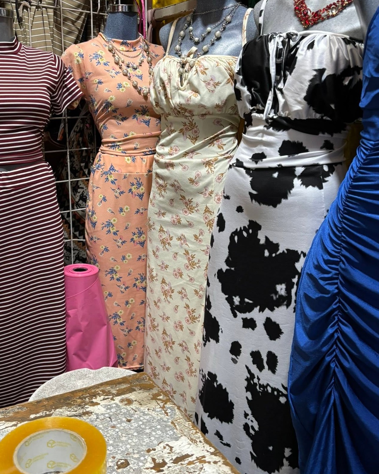 Vestido midi satinado floral de tirantes con abertura