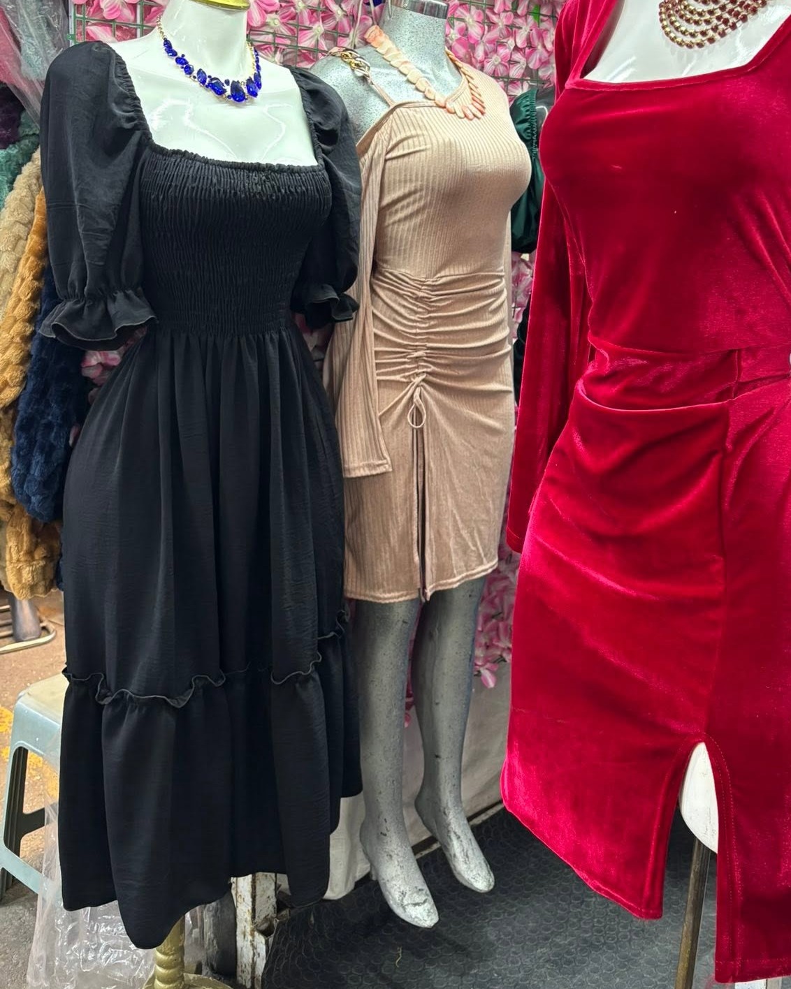 Vestido midi campesino con busto fruncido, manga abullonada y olanes