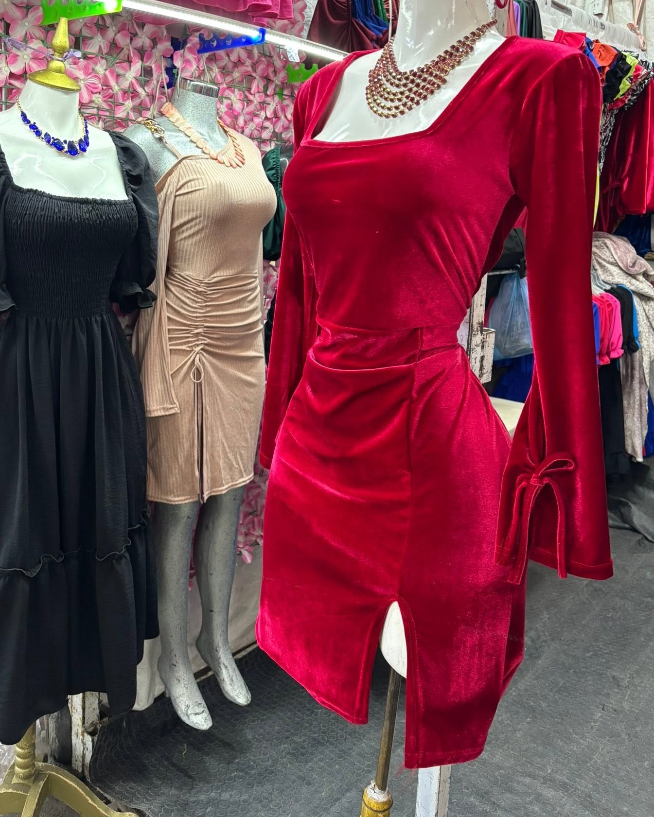 Vestido corto de terciopelo con escote cuadrado, manga larga y abertura
