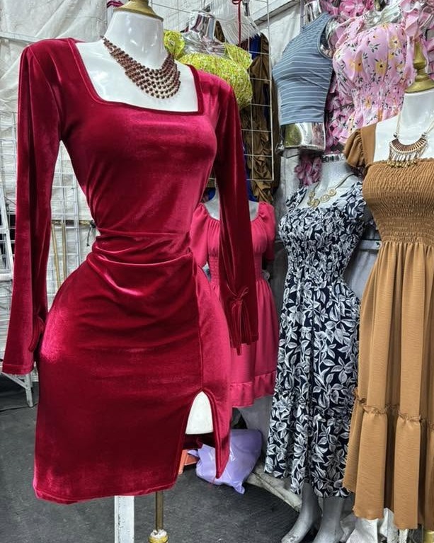 Vestido corto de terciopelo con escote cuadrado, manga larga y abertura