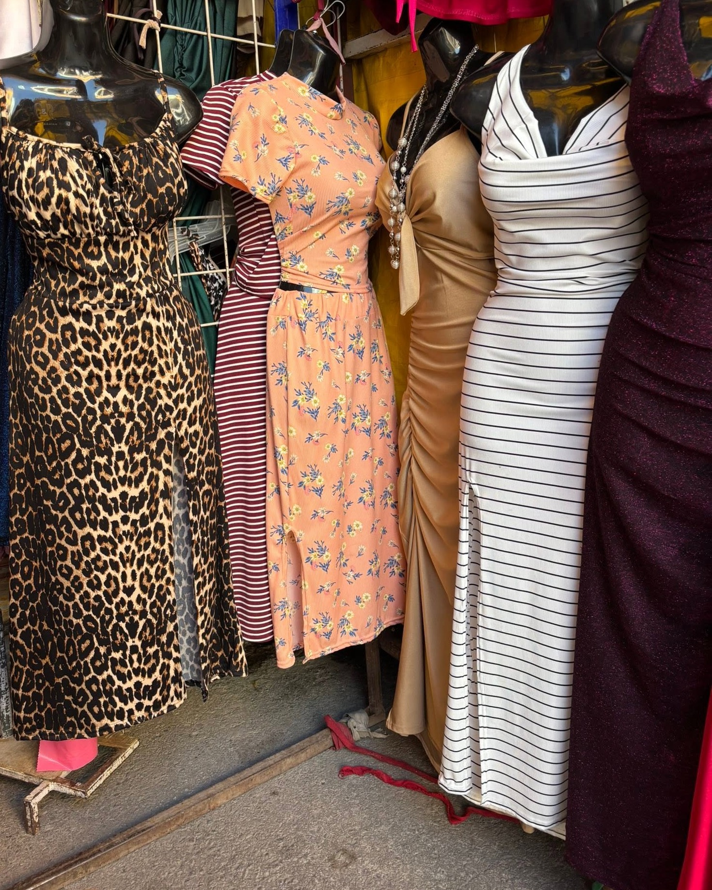 Vestido largo de rayas con tirantes y escote cuadrado