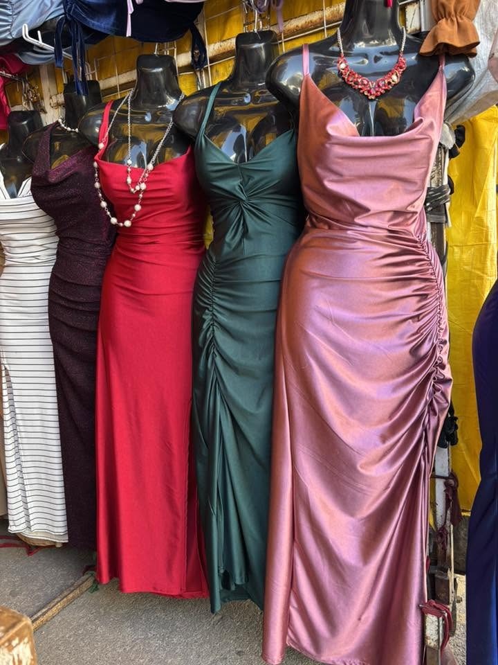 Vestido largo satinado con escote caído y abertura lateral