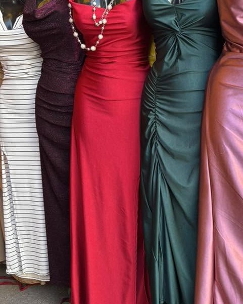Vestido largo de rayas con tirantes y escote cuadrado