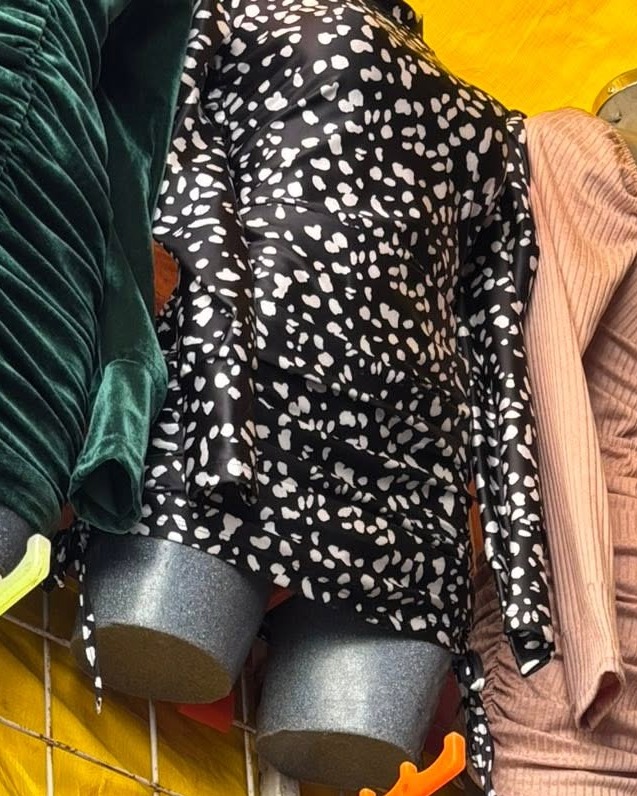 Vestido corto satinado de manga larga con lazos laterales estampado manchas