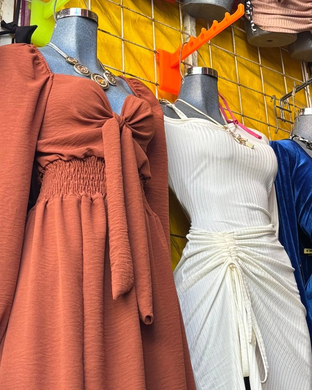 Vestido midi con escote V, moño al frente, manga larga y abertura