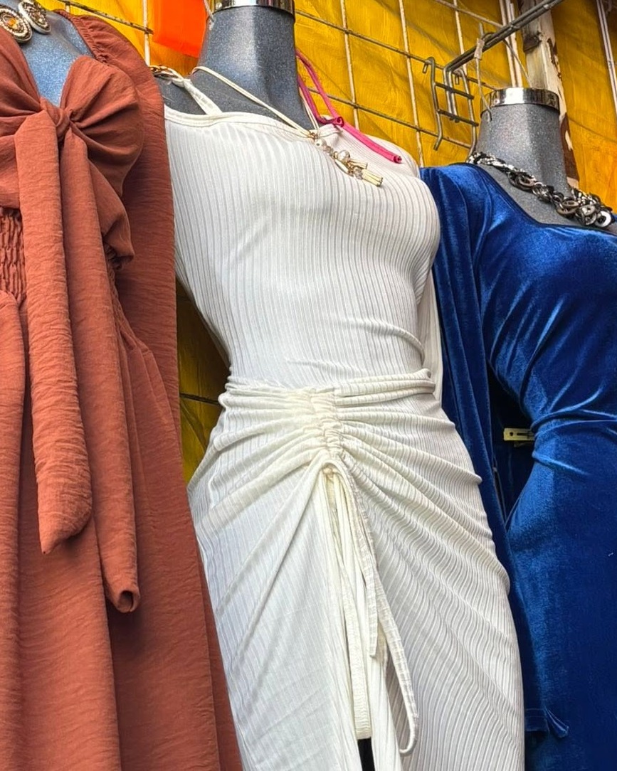 Vestido midi canalé cruzado con nudo y abertura