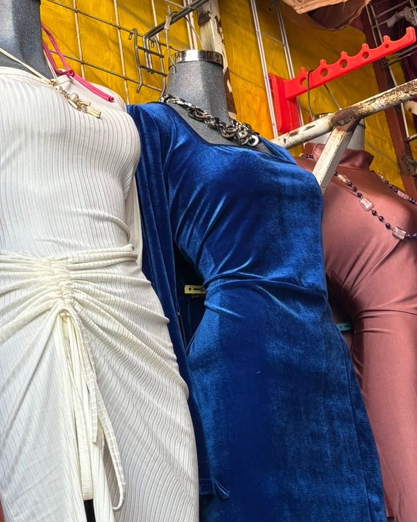 Vestido midi de terciopelo con escote cuadrado y manga larga