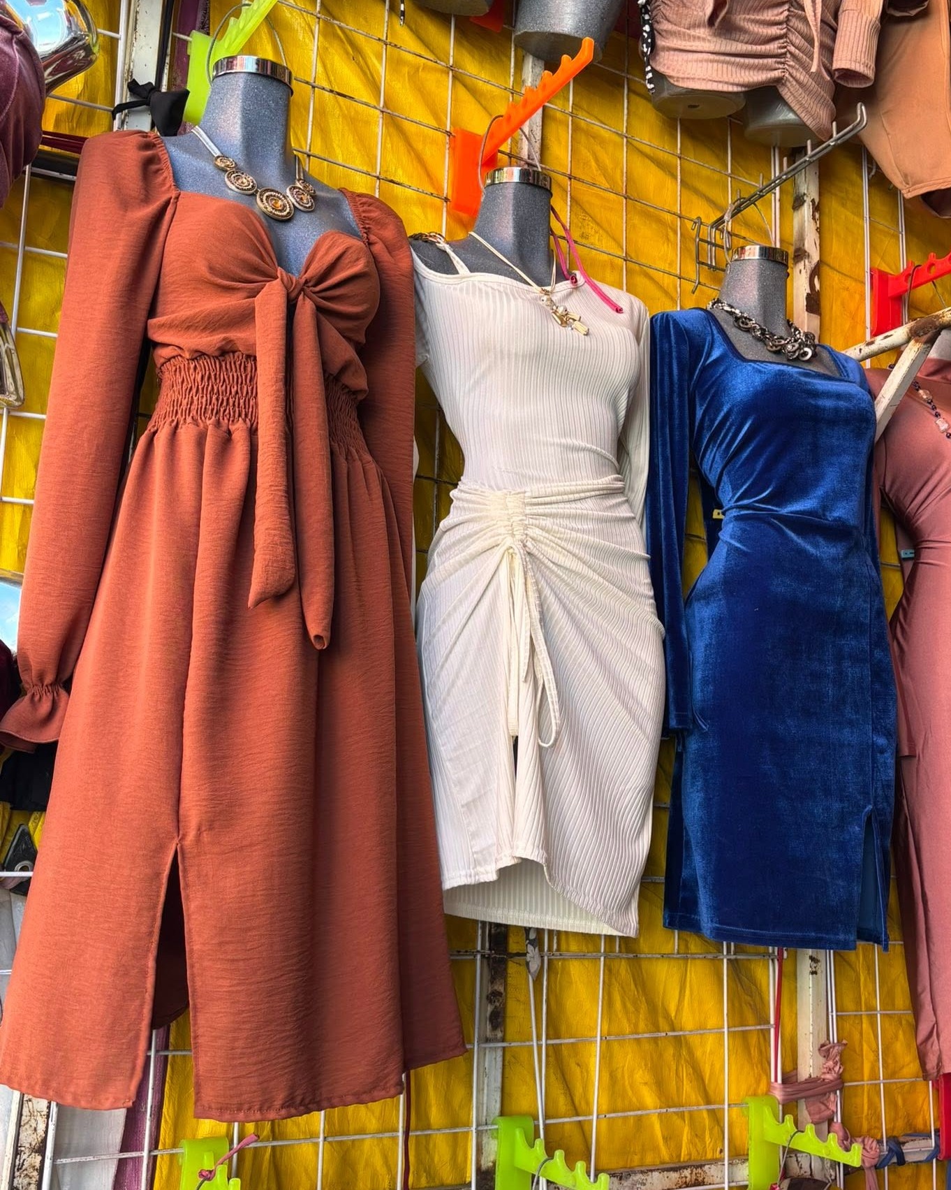 Vestido midi con escote V, moño al frente, manga larga y abertura