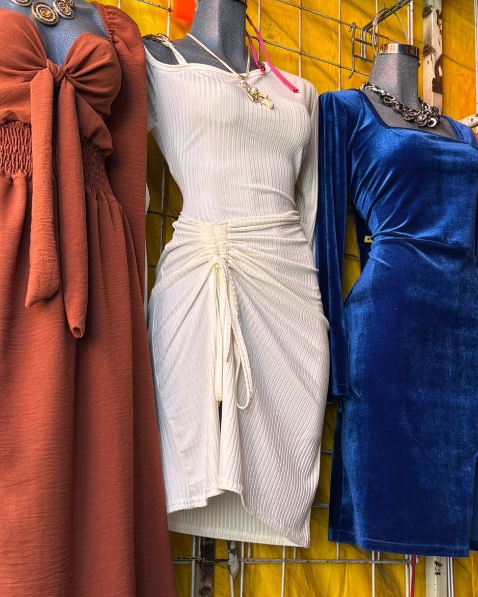 Vestido midi canalé cruzado con nudo y abertura