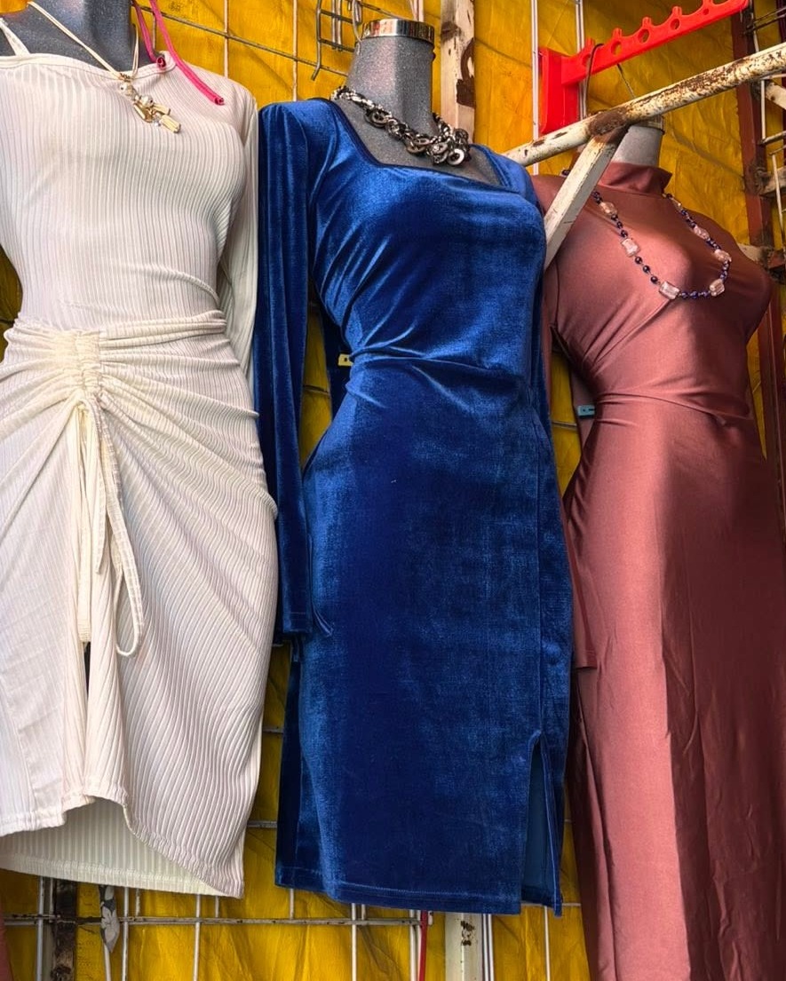 Vestido midi de terciopelo con escote cuadrado y manga larga