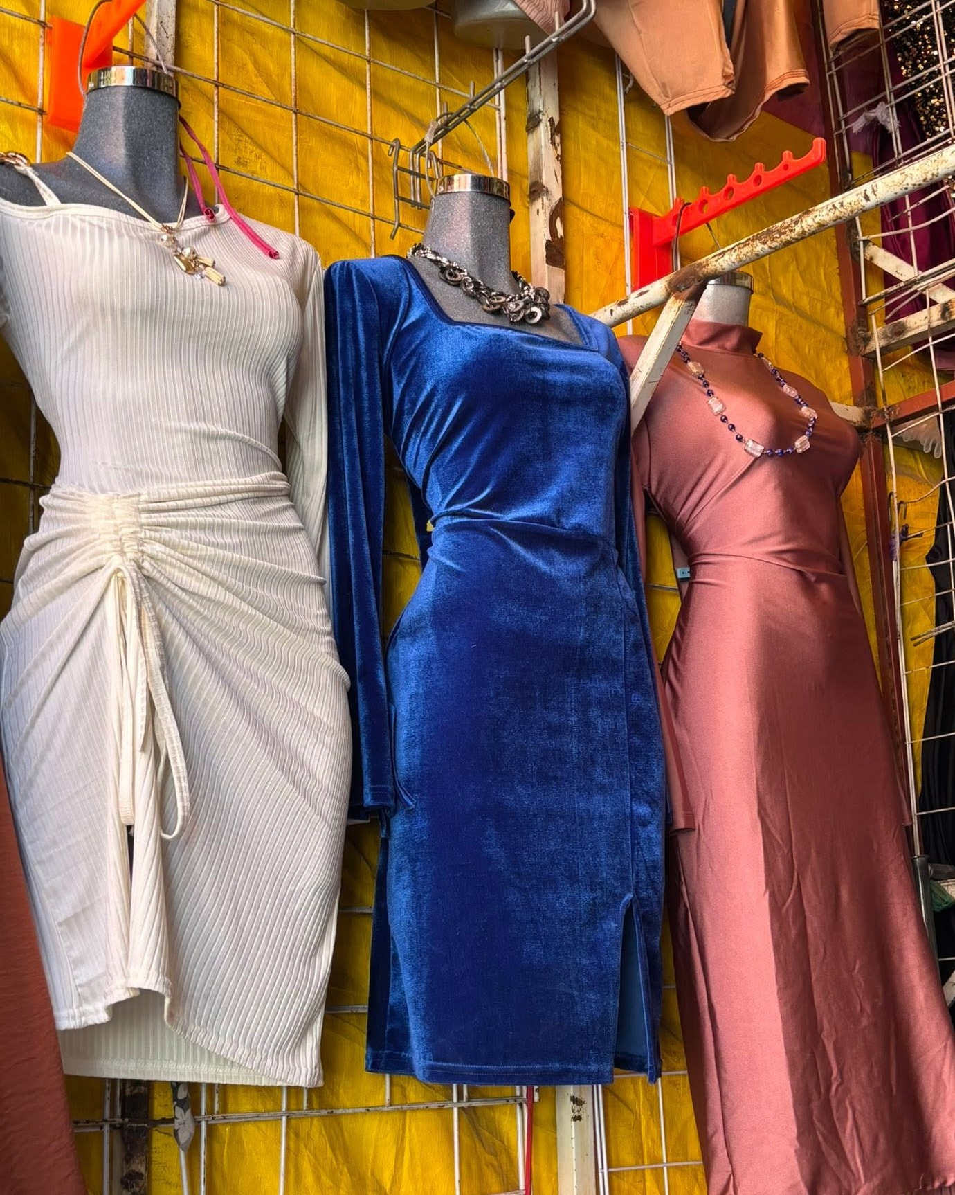 Vestido midi canalé cruzado con nudo y abertura