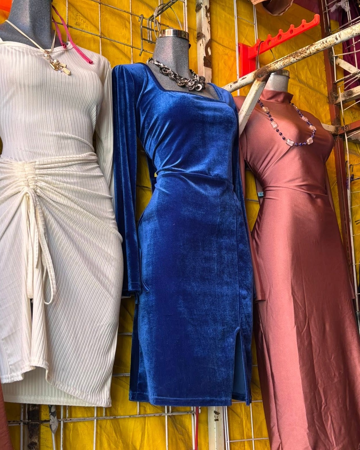 Vestido midi de terciopelo con escote cuadrado y manga larga