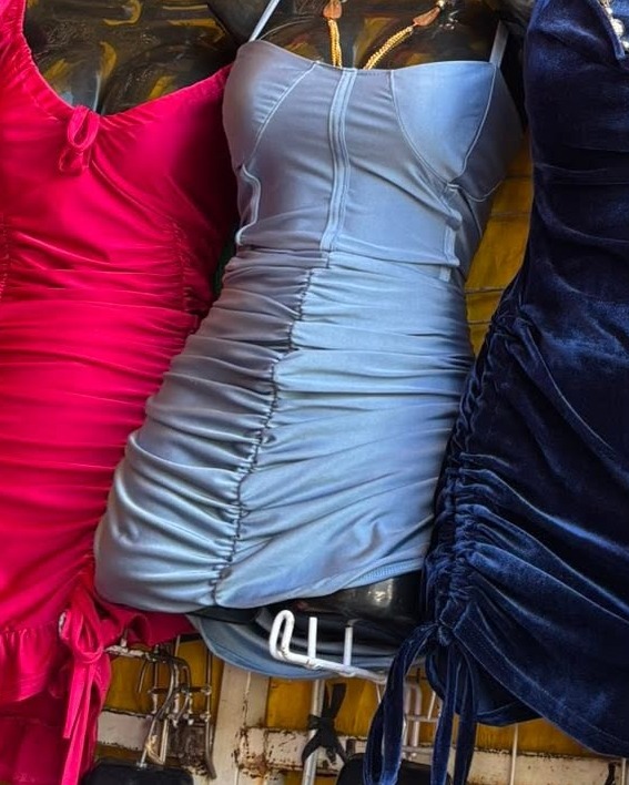 Vestido corto de tirantes fruncido con lazos laterales