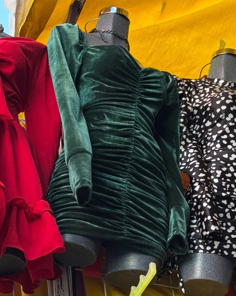 Vestido corto de terciopelo fruncido con manga larga y espalda de agujetas