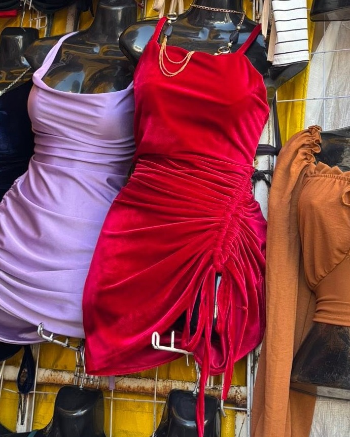 Vestido corto de tirantes fruncido con lazos laterales