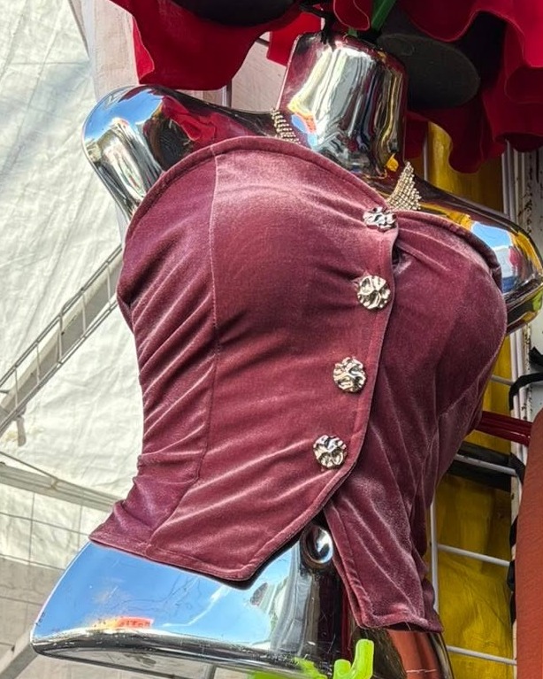 Top strapless de terciopelo con botones de joya