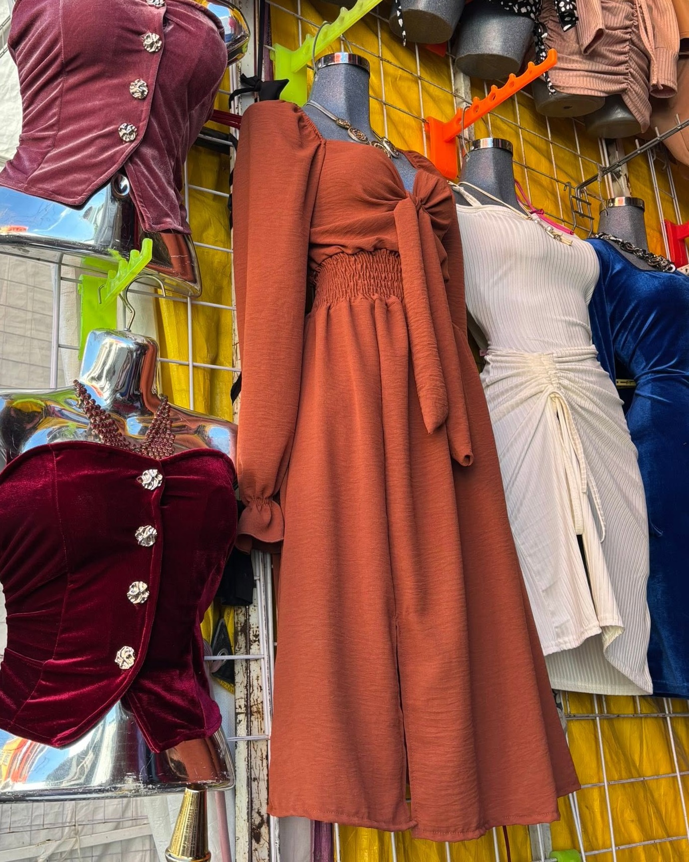 Vestido midi con escote V, moño al frente, manga larga y abertura