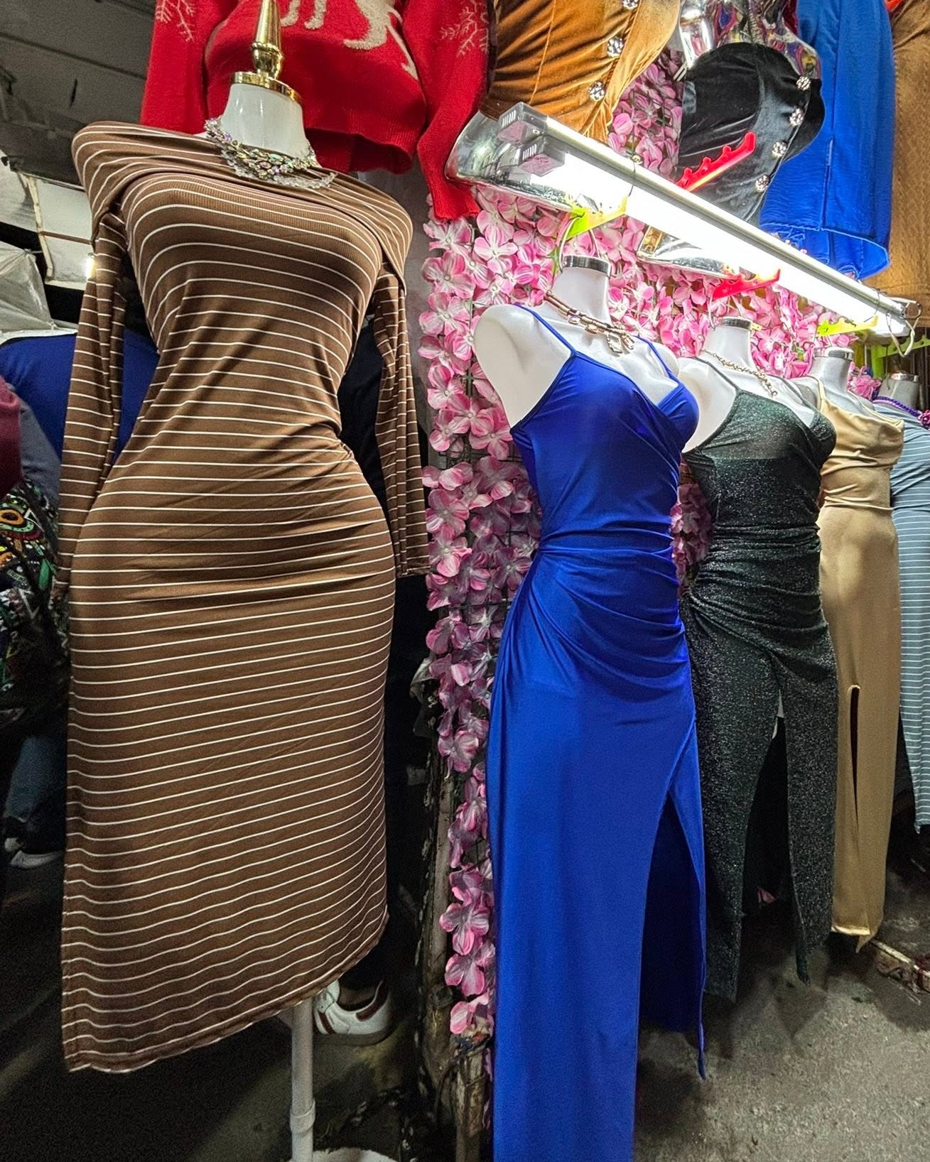Vestido midi de rayas con hombros descubiertos y manga larga