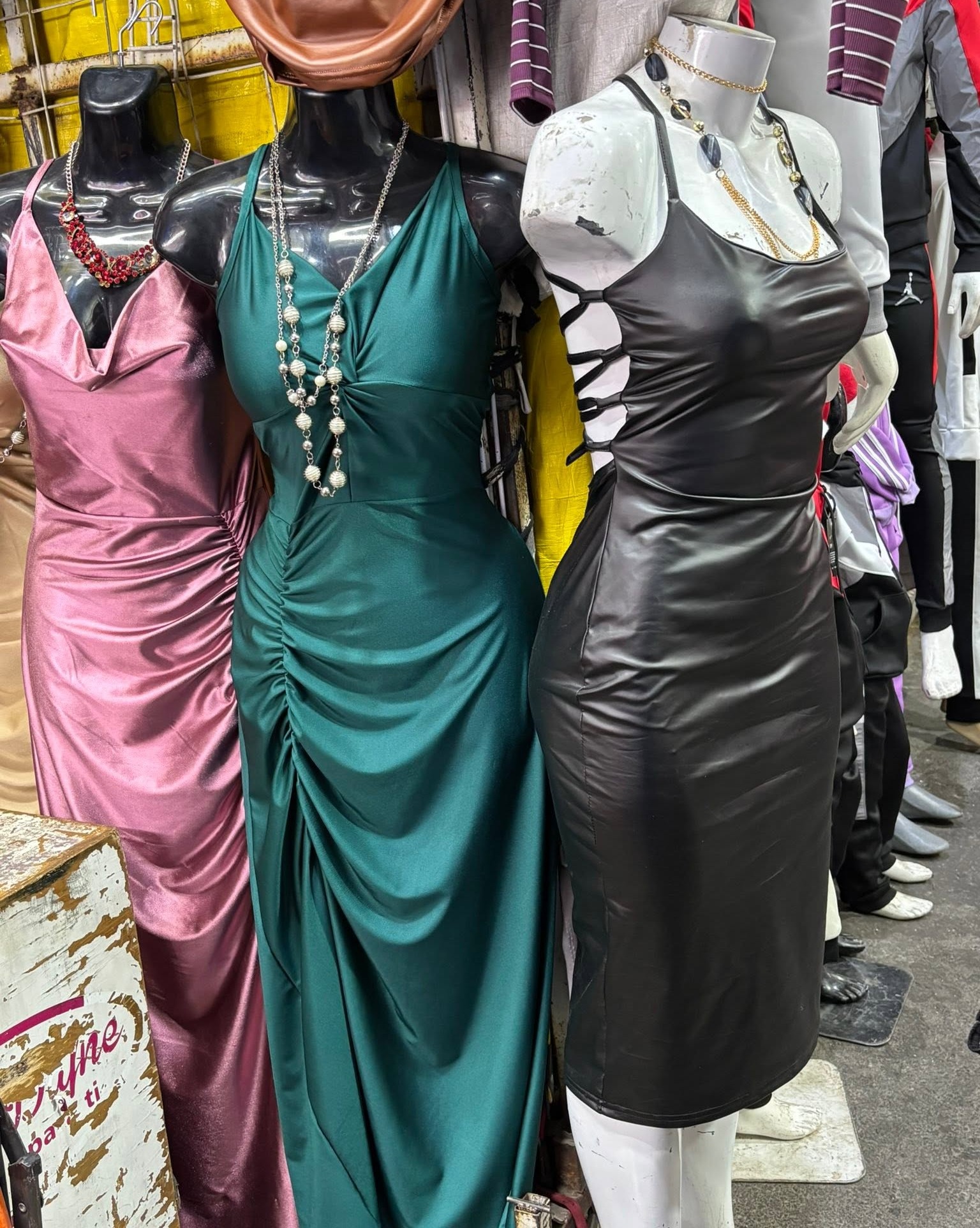 Vestido midi satinado halter fruncido con abertura