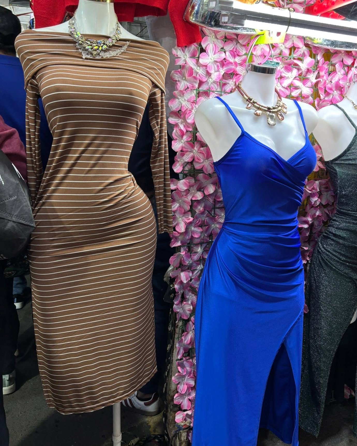 Vestido midi de rayas con hombros descubiertos y manga larga