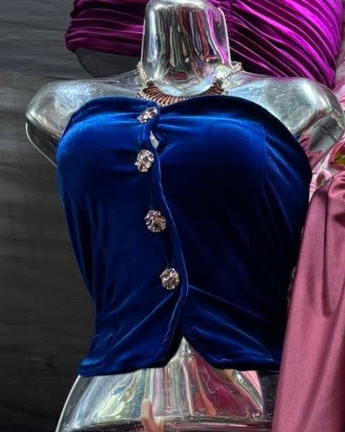 Top strapless de terciopelo con botones de joya