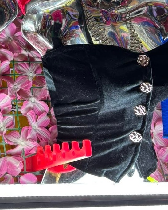 Top strapless de terciopelo con botones de joya
