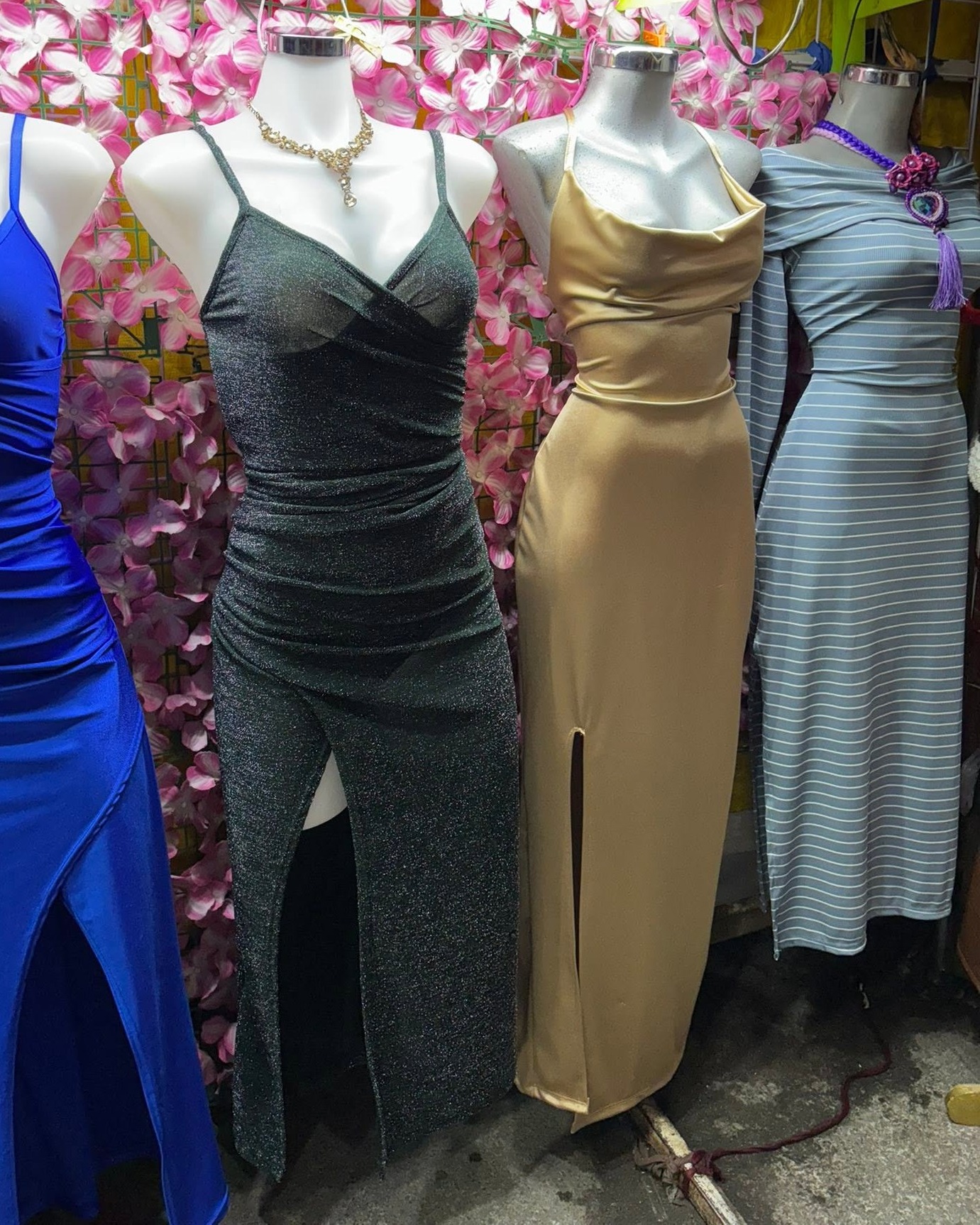 Vestido largo satinado con escote caído y abertura lateral