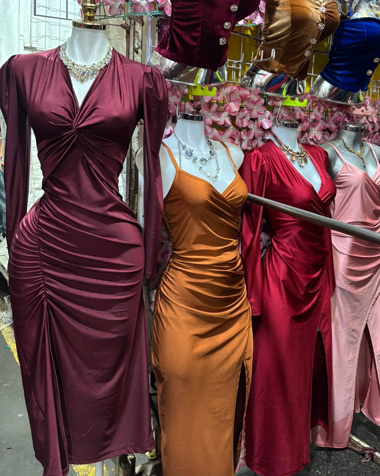 Vestido midi satinado cruzado con manga larga y abertura