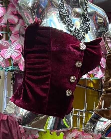 Top strapless de terciopelo con botones de joya