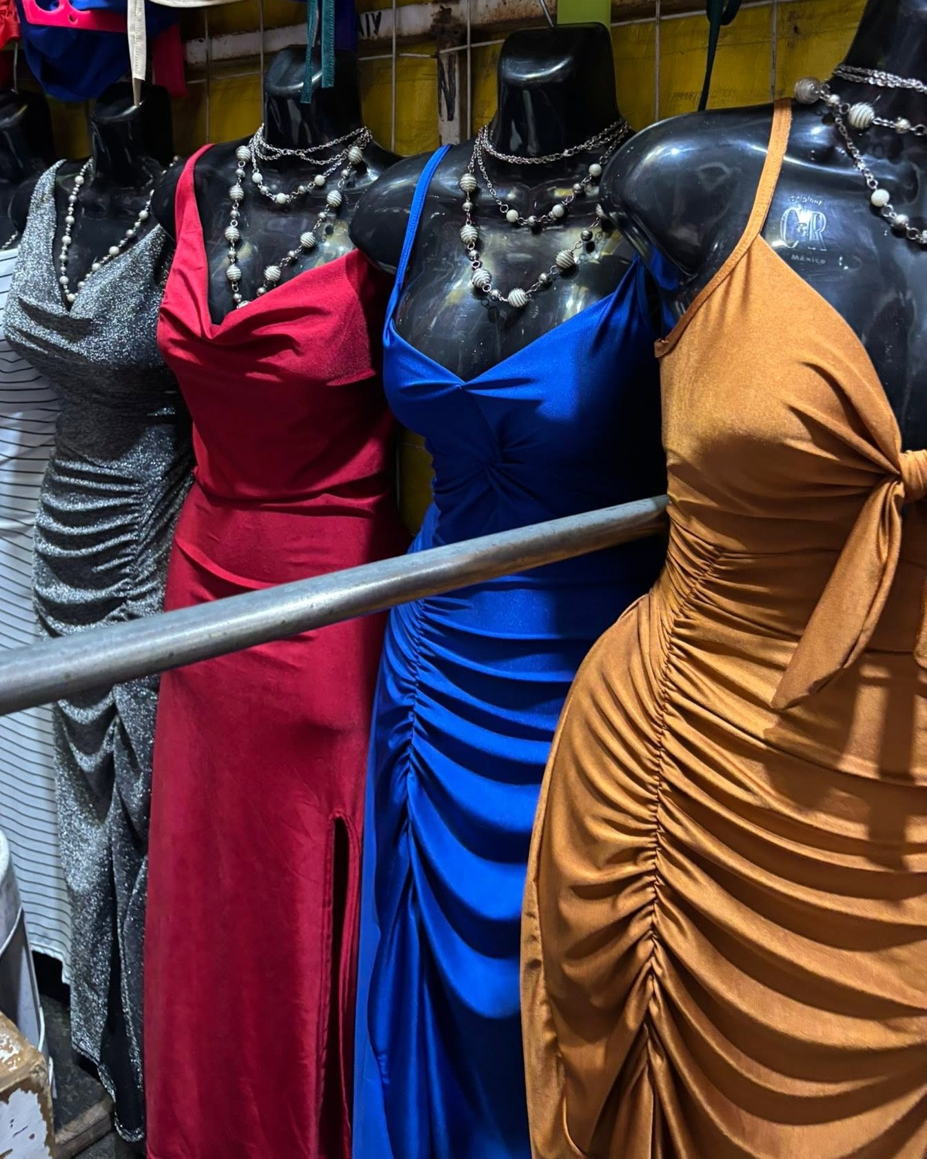 Vestido largo satinado con nudo al frente y abertura